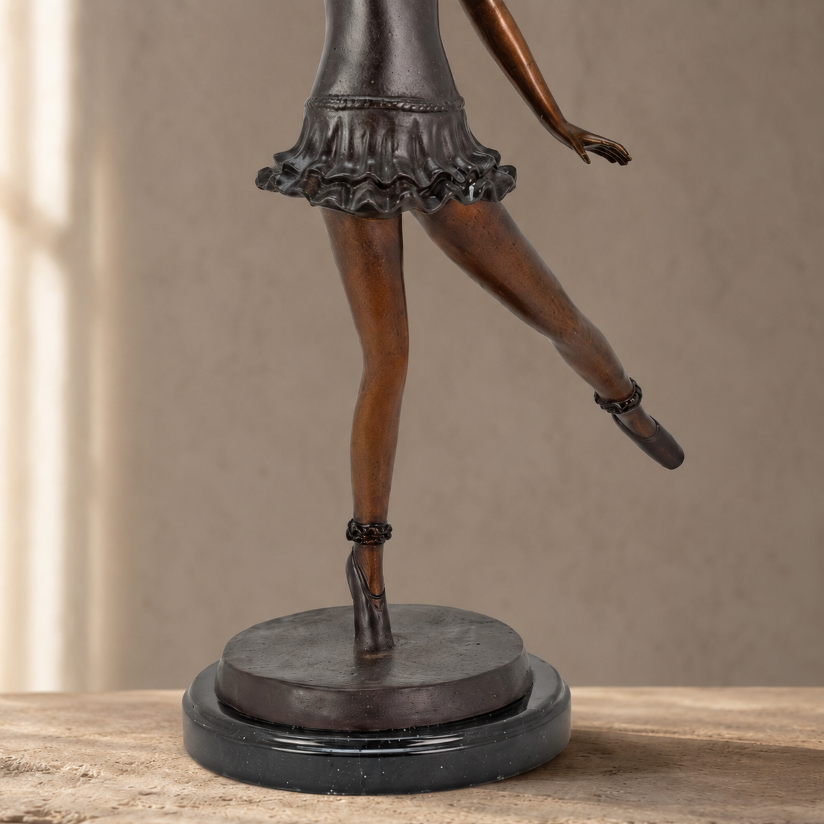 Sculpture bronze jeune ballerine en arabesque sur socle, vue 4