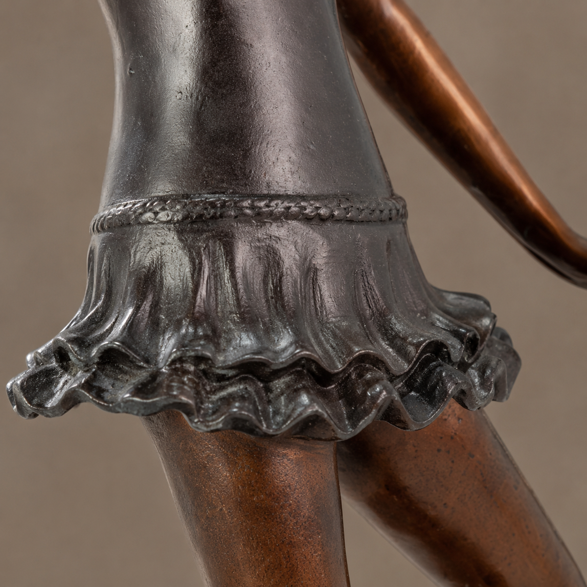 Sculpture bronze jeune ballerine en arabesque sur socle, vue 5