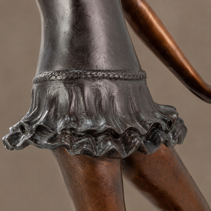 Sculpture bronze jeune ballerine en arabesque sur socle, vue 5