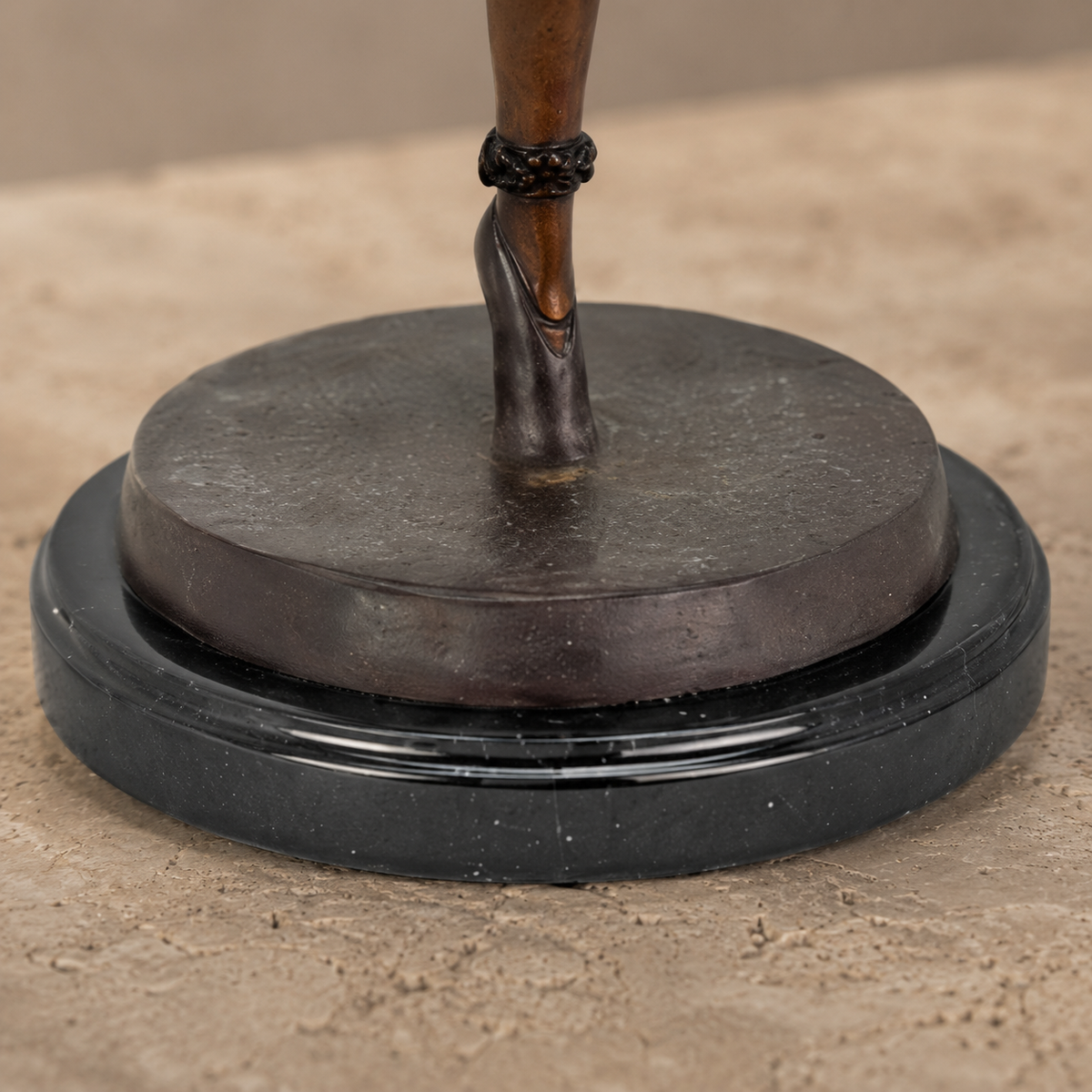 Sculpture bronze jeune ballerine en arabesque sur socle, vue 6