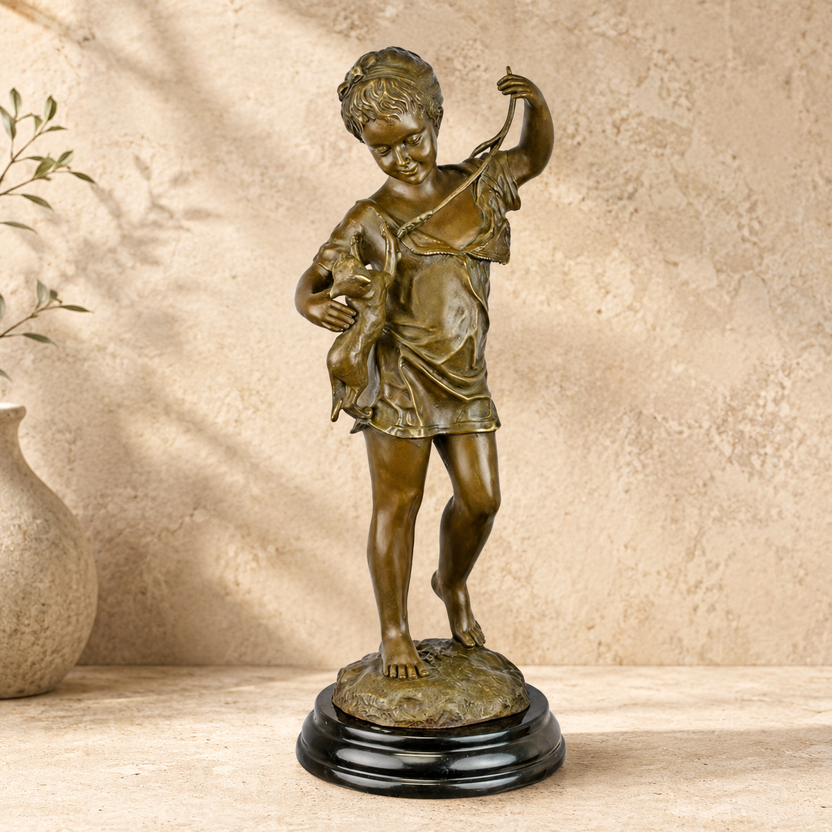 Sculpture bronze jeune fille au chiot et fronde