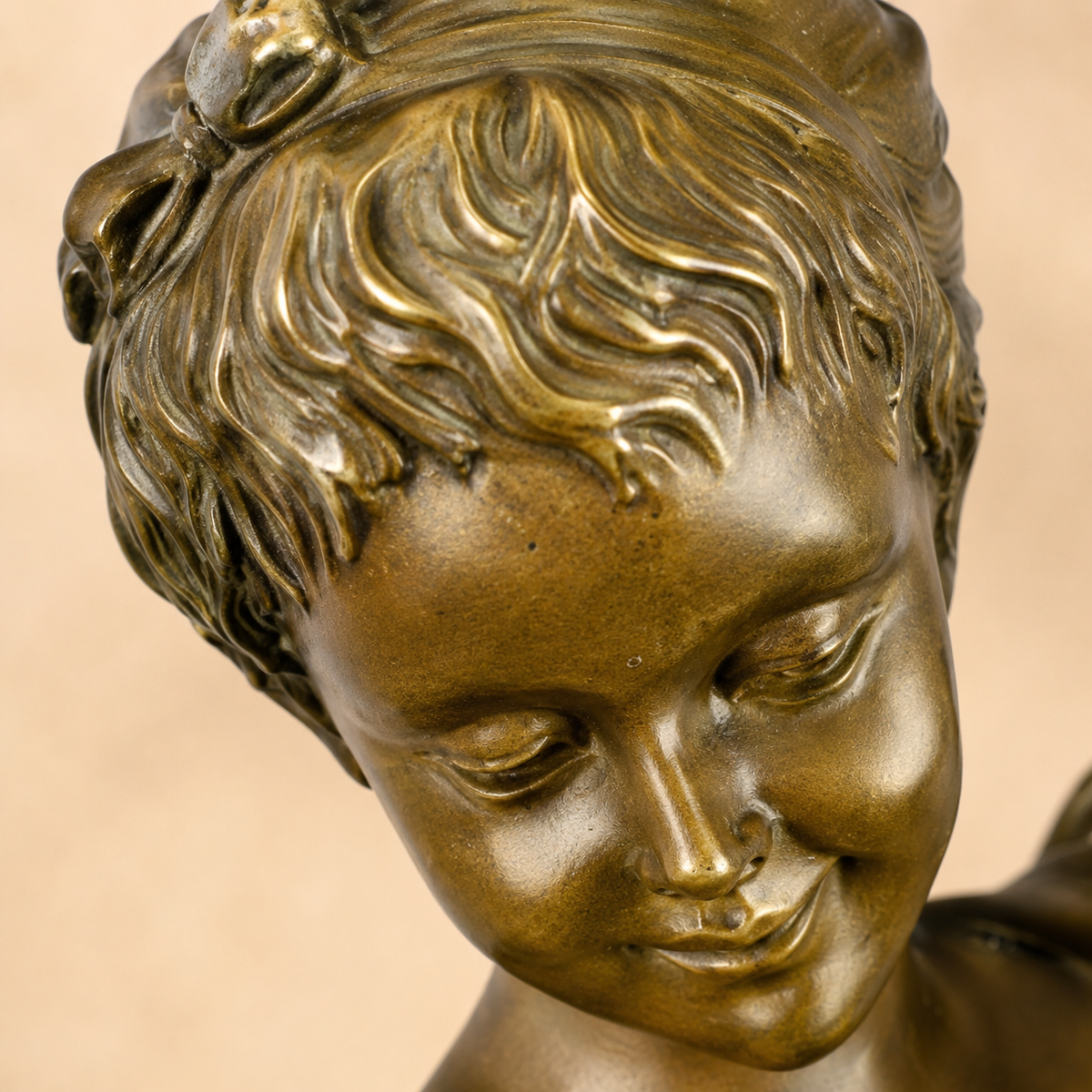 Sculpture bronze jeune fille au chiot et fronde, vue 2