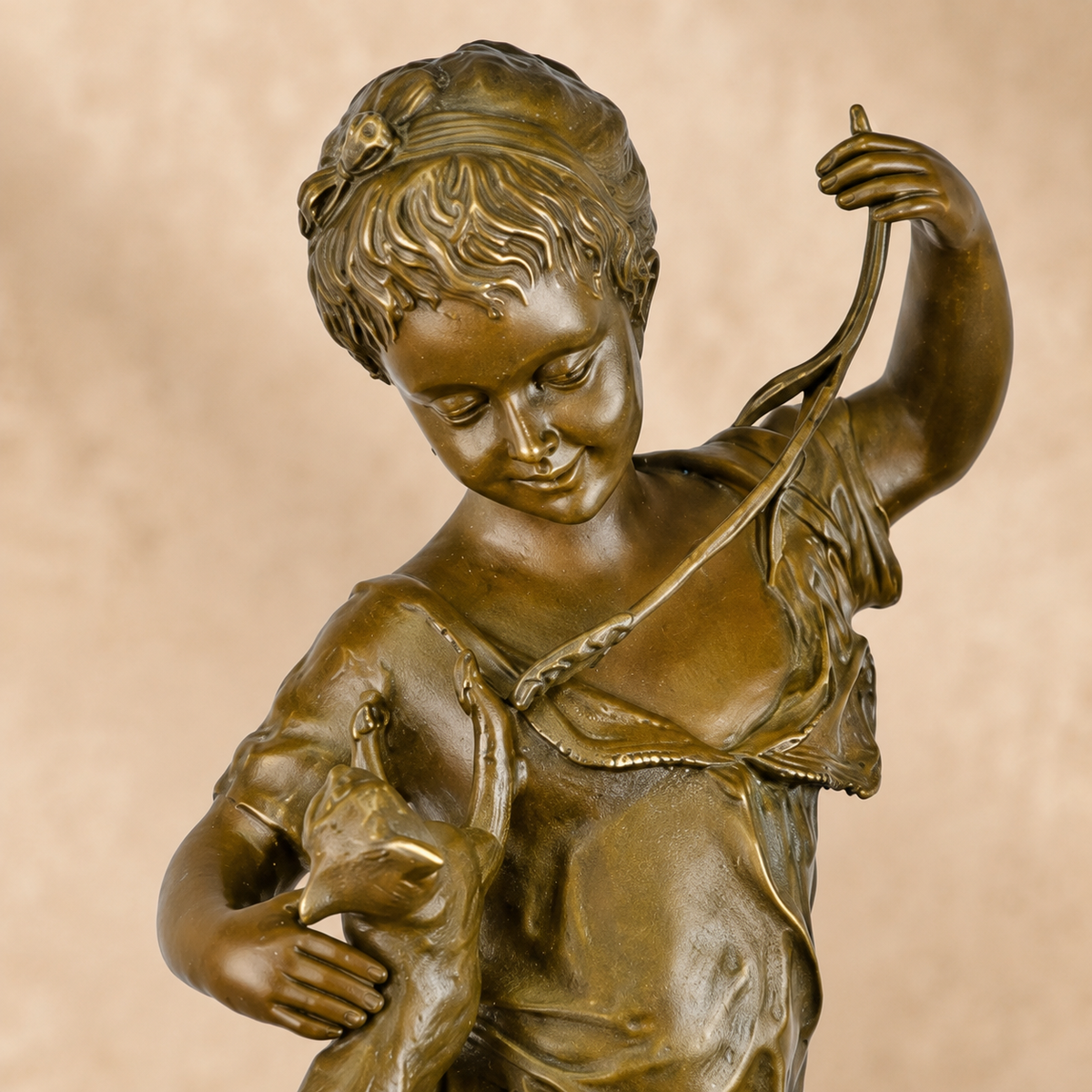 Sculpture bronze jeune fille au chiot et fronde, vue 3