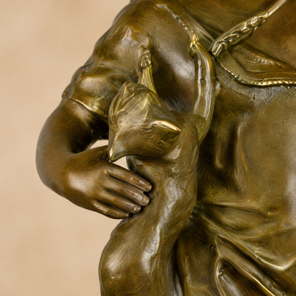 Sculpture bronze jeune fille au chiot et fronde, vue 4