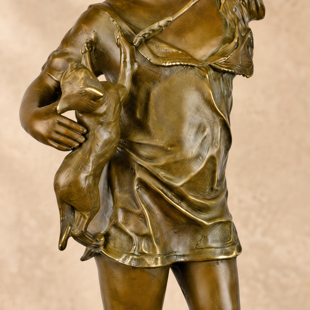 Sculpture bronze jeune fille au chiot et fronde, vue 5