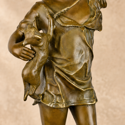 Sculpture bronze jeune fille au chiot et fronde, vue 5