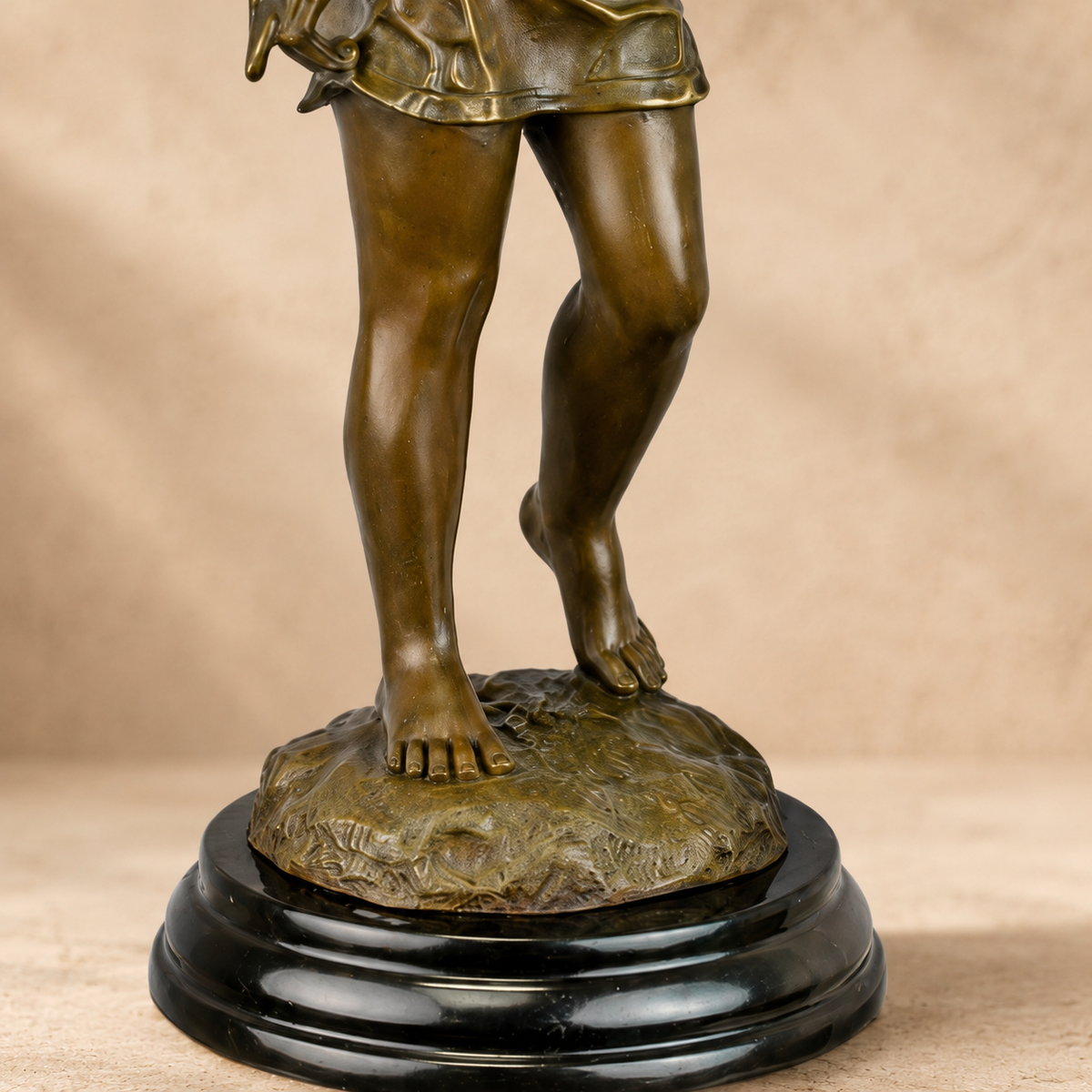 Sculpture bronze jeune fille au chiot et fronde, vue 6