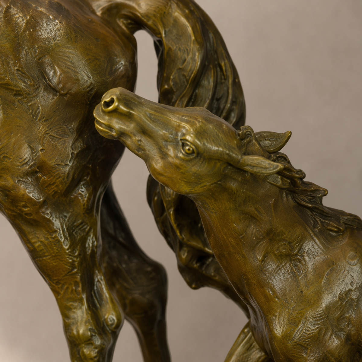 Sculpture bronze jument et poulain sur socle marbre veiné, vue 3