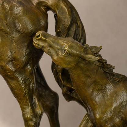 Sculpture bronze jument et poulain sur socle marbre veiné, vue 3