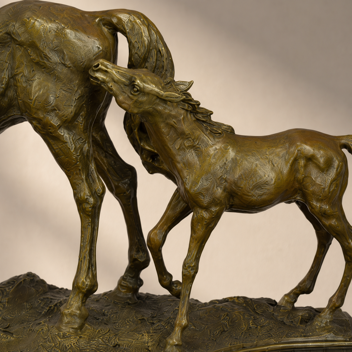 Sculpture bronze jument et poulain sur socle marbre veiné, vue 4
