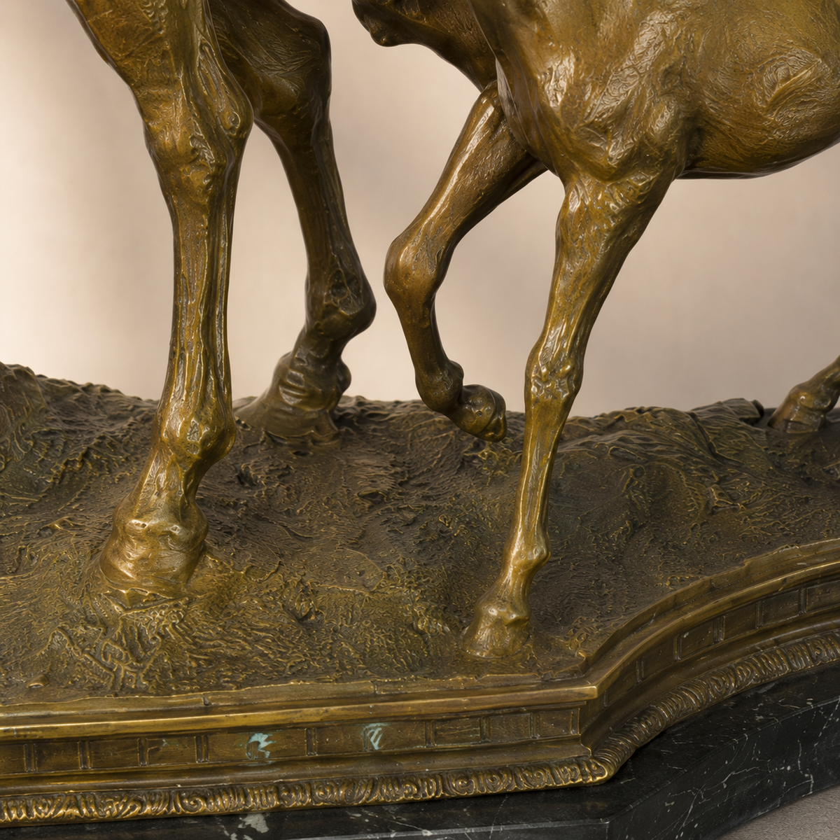 Sculpture bronze jument et poulain sur socle marbre veiné, vue 6