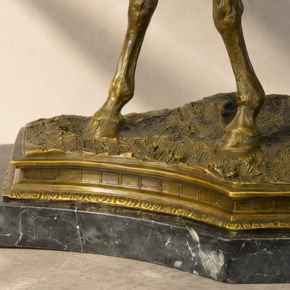 Sculpture bronze jument et poulain sur socle marbre veiné, vue 7