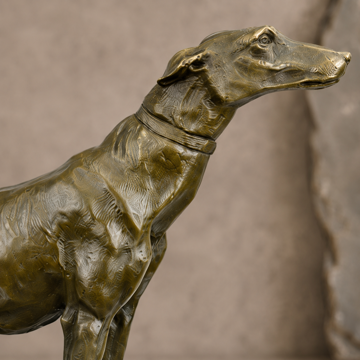 Sculpture bronze lévrier en position d'arrêt sur socle marbre, vue 3