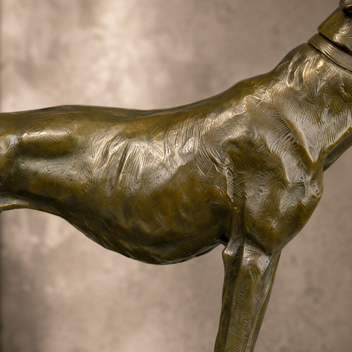 Sculpture bronze lévrier en position d'arrêt sur socle marbre, vue 4
