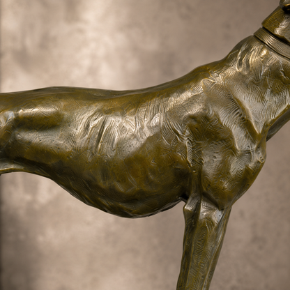 Sculpture bronze lévrier en position d'arrêt sur socle marbre, vue 4