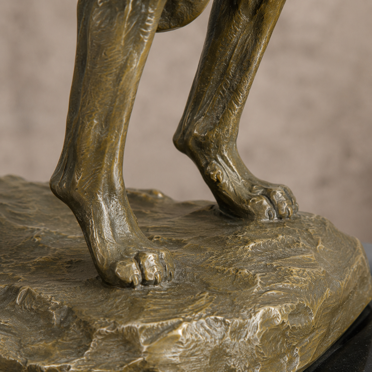 Sculpture bronze lévrier en position d'arrêt sur socle marbre, vue 5
