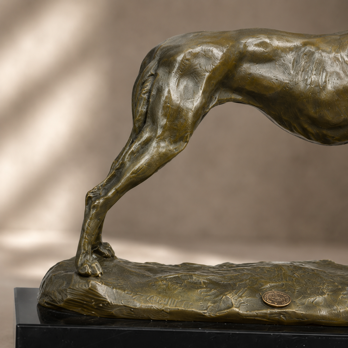 Sculpture bronze lévrier en position d'arrêt sur socle marbre, vue 6