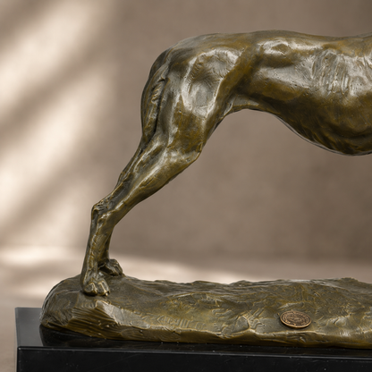 Sculpture bronze lévrier en position d'arrêt sur socle marbre, vue 6