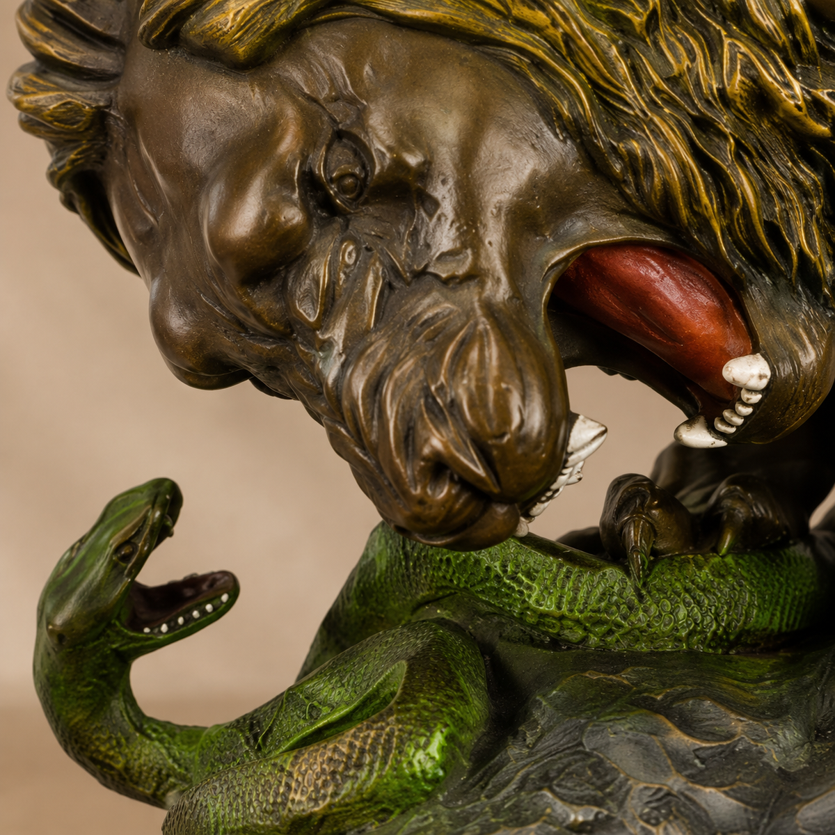 Sculpture bronze Lion au serpent d'après A. Barye, vue 4