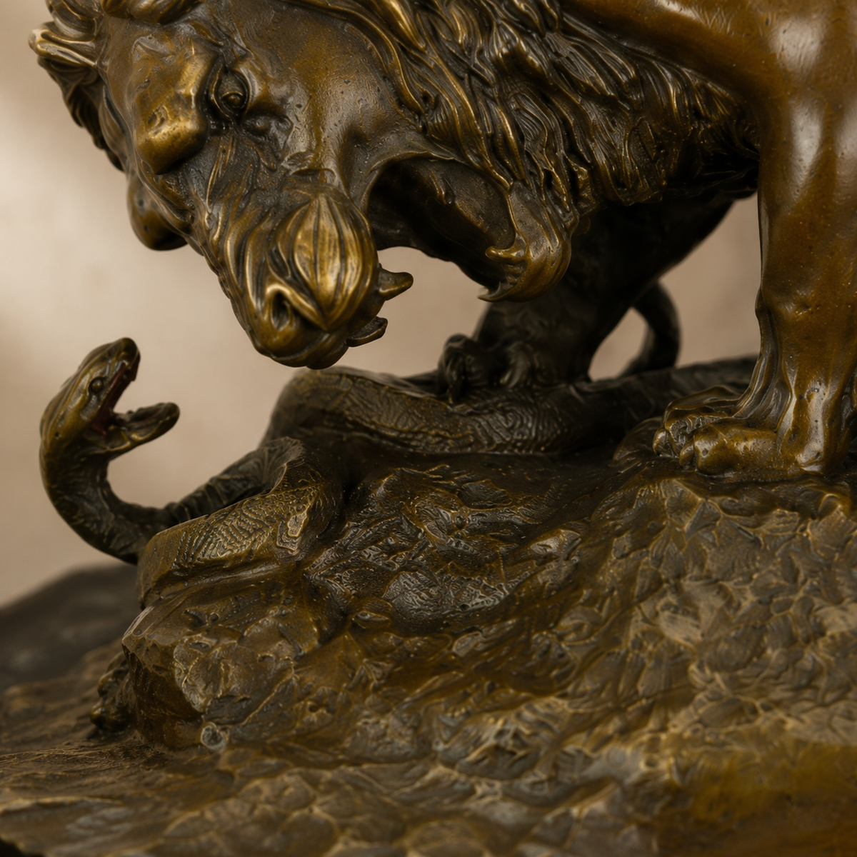 Sculpture bronze Lion au serpent d'après A. Barye, vue 4