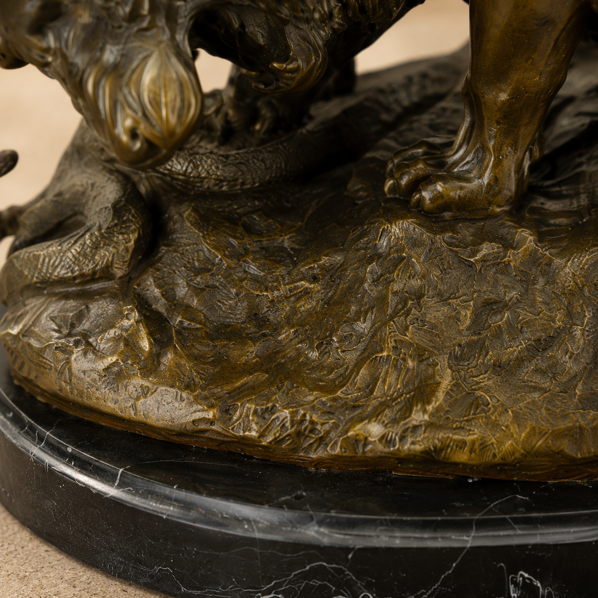 Sculpture bronze Lion au serpent d'après A. Barye, vue 6