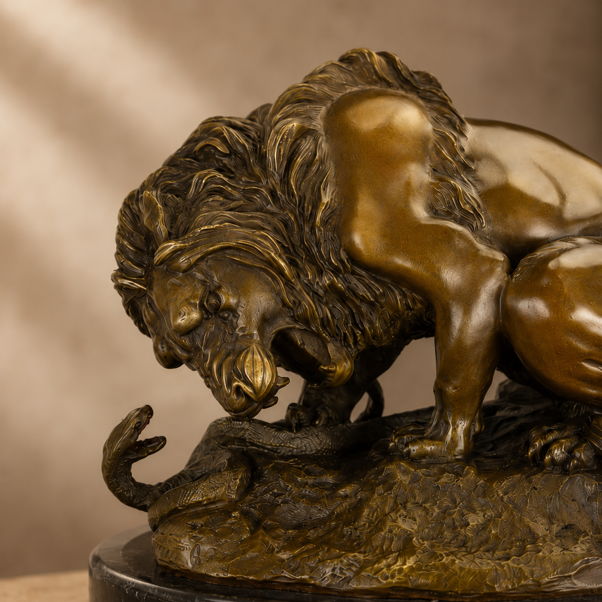 Sculpture bronze Lion au serpent d'après A. Barye, vue 7