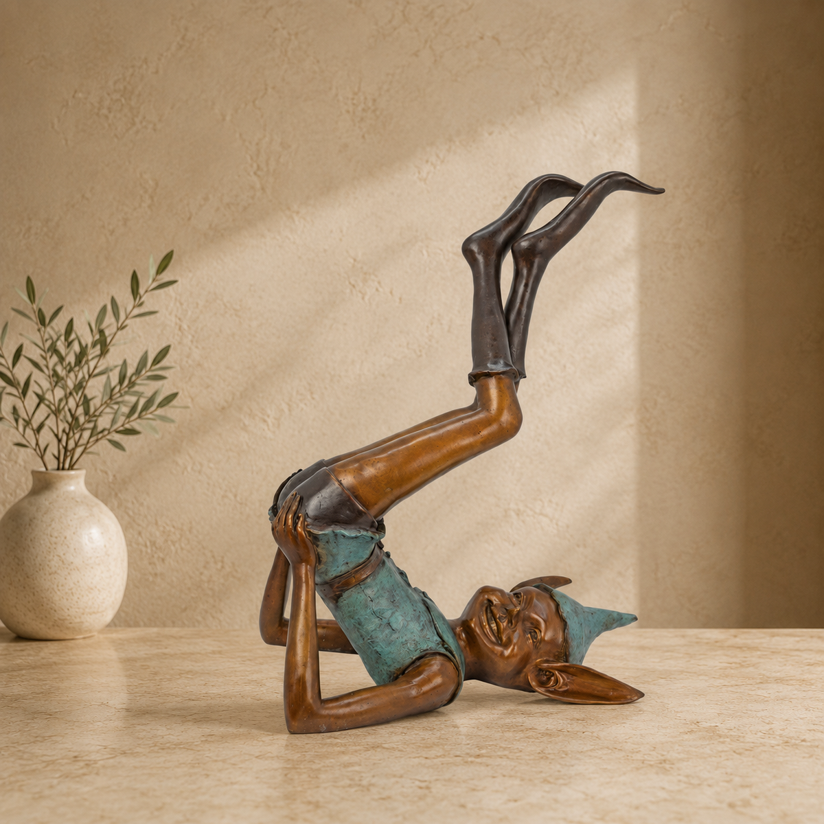Sculpture bronze lutin allongé jambes en l'air patine verte