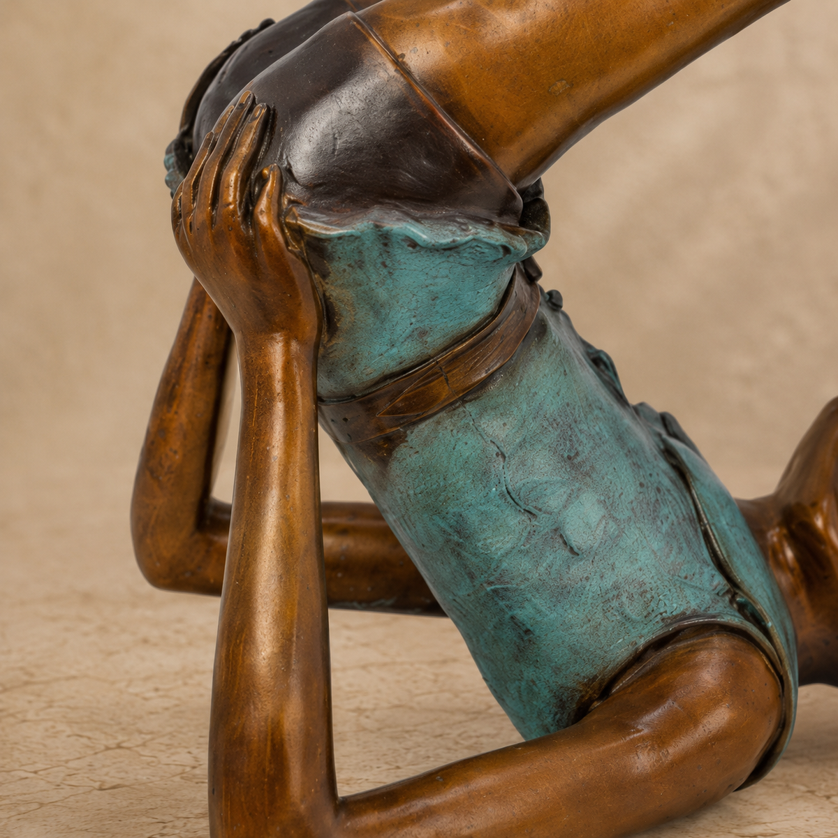 Sculpture bronze lutin allongé jambes en l'air patine verte, vue 3