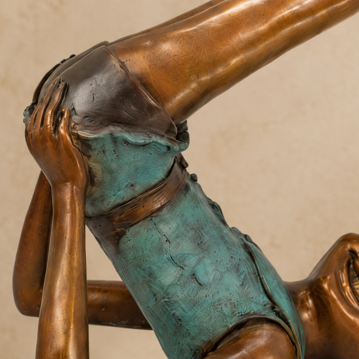 Sculpture bronze lutin allongé jambes en l'air patine verte, vue 4