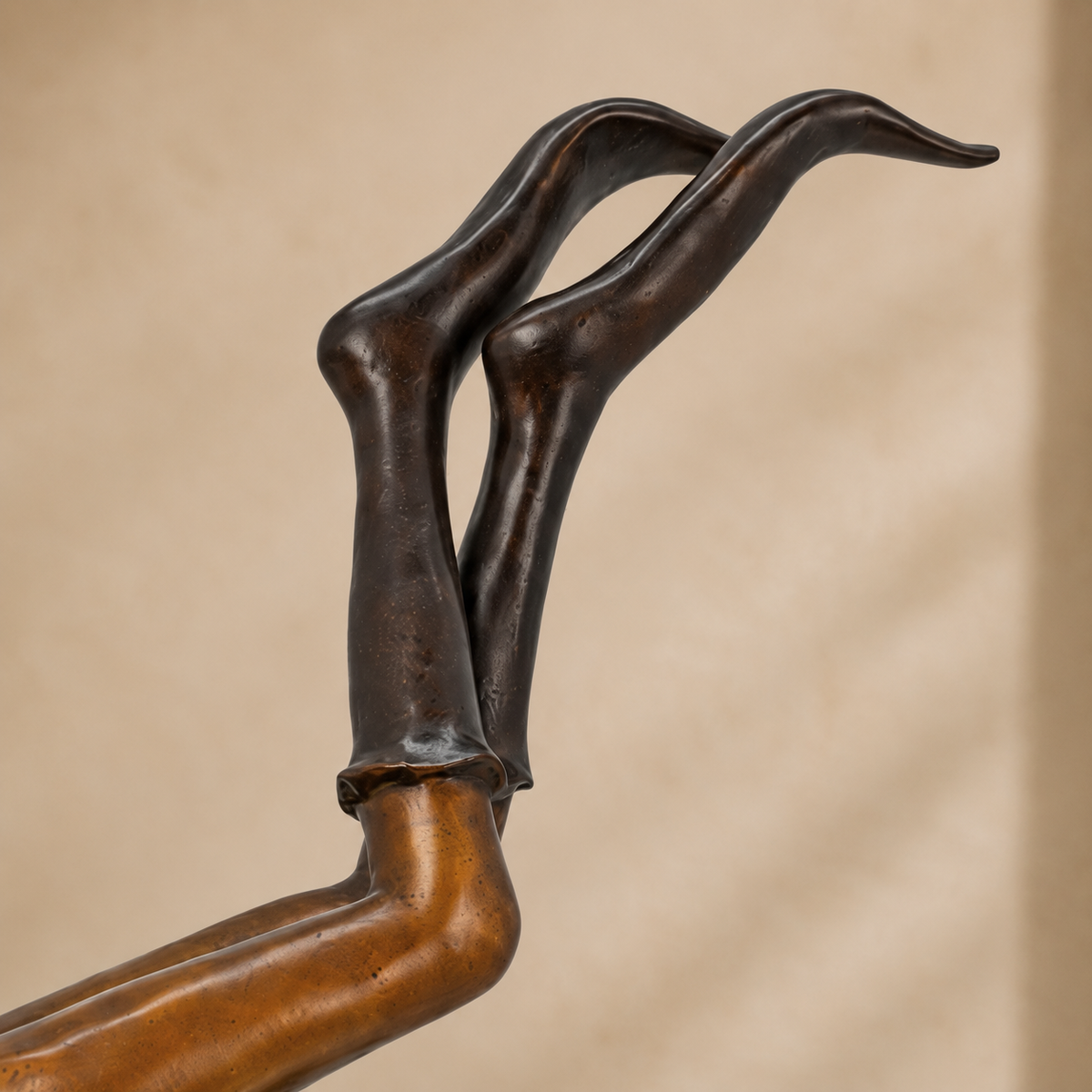 Sculpture bronze lutin allongé jambes en l'air patine verte, vue 5