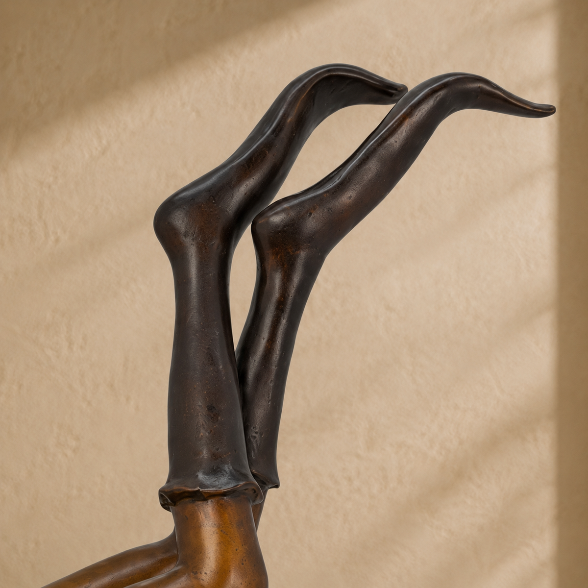 Sculpture bronze lutin allongé jambes en l'air patine verte, vue 6