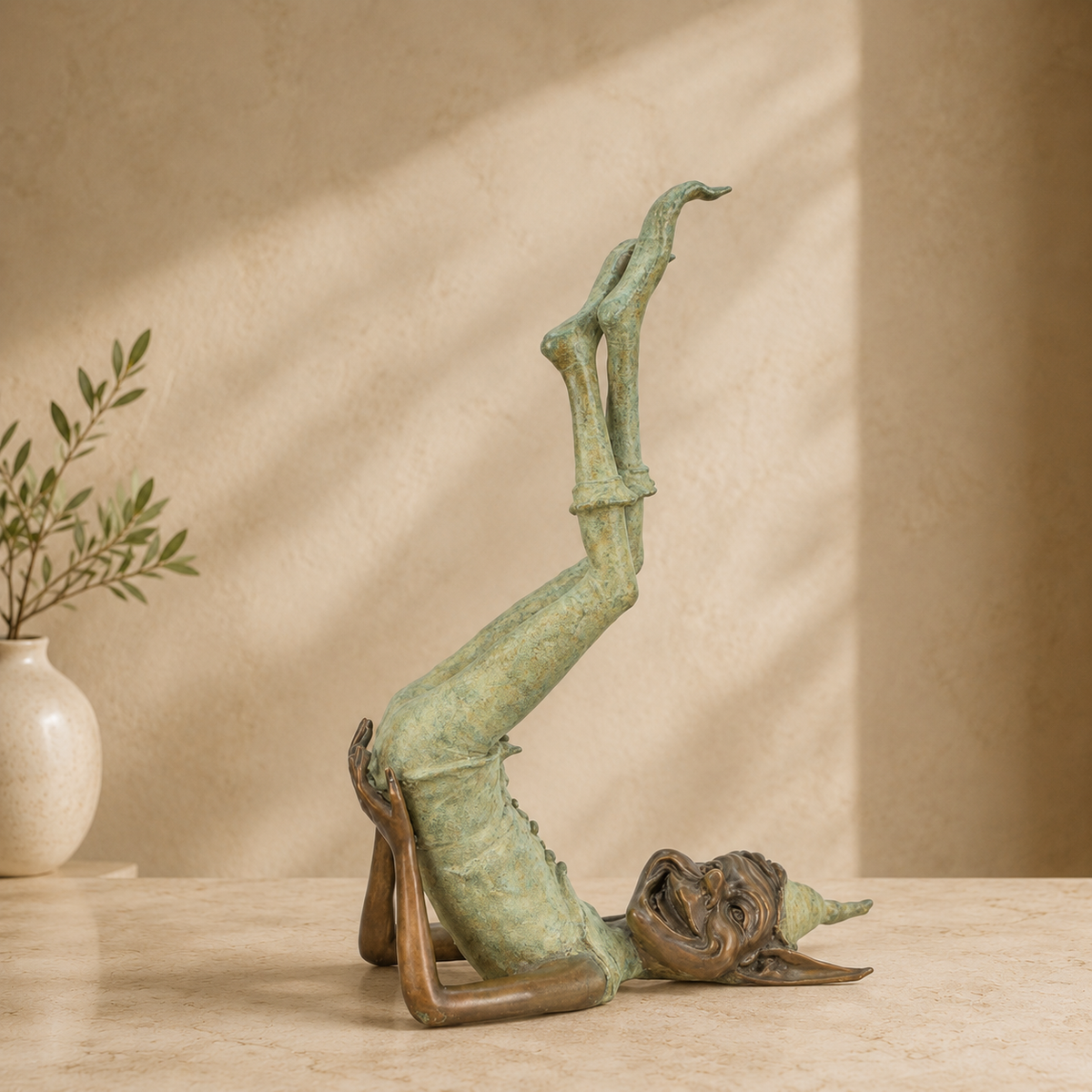 Sculpture bronze lutin allongé jambes en l'air patine verte