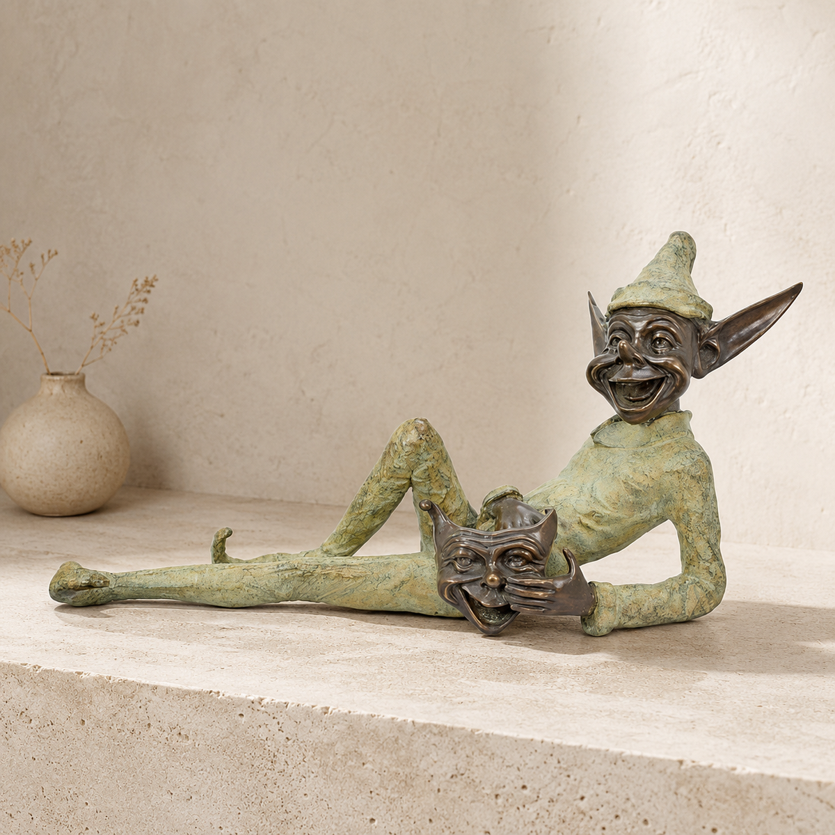 Sculpture bronze lutin allongé tenant un masque de théâtre