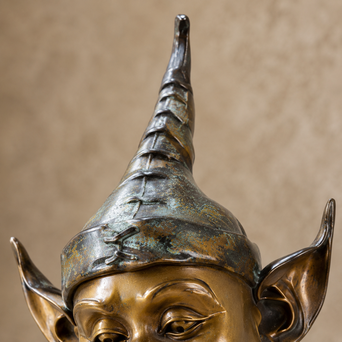 Sculpture bronze lutin assis lisant un livre, vue 3