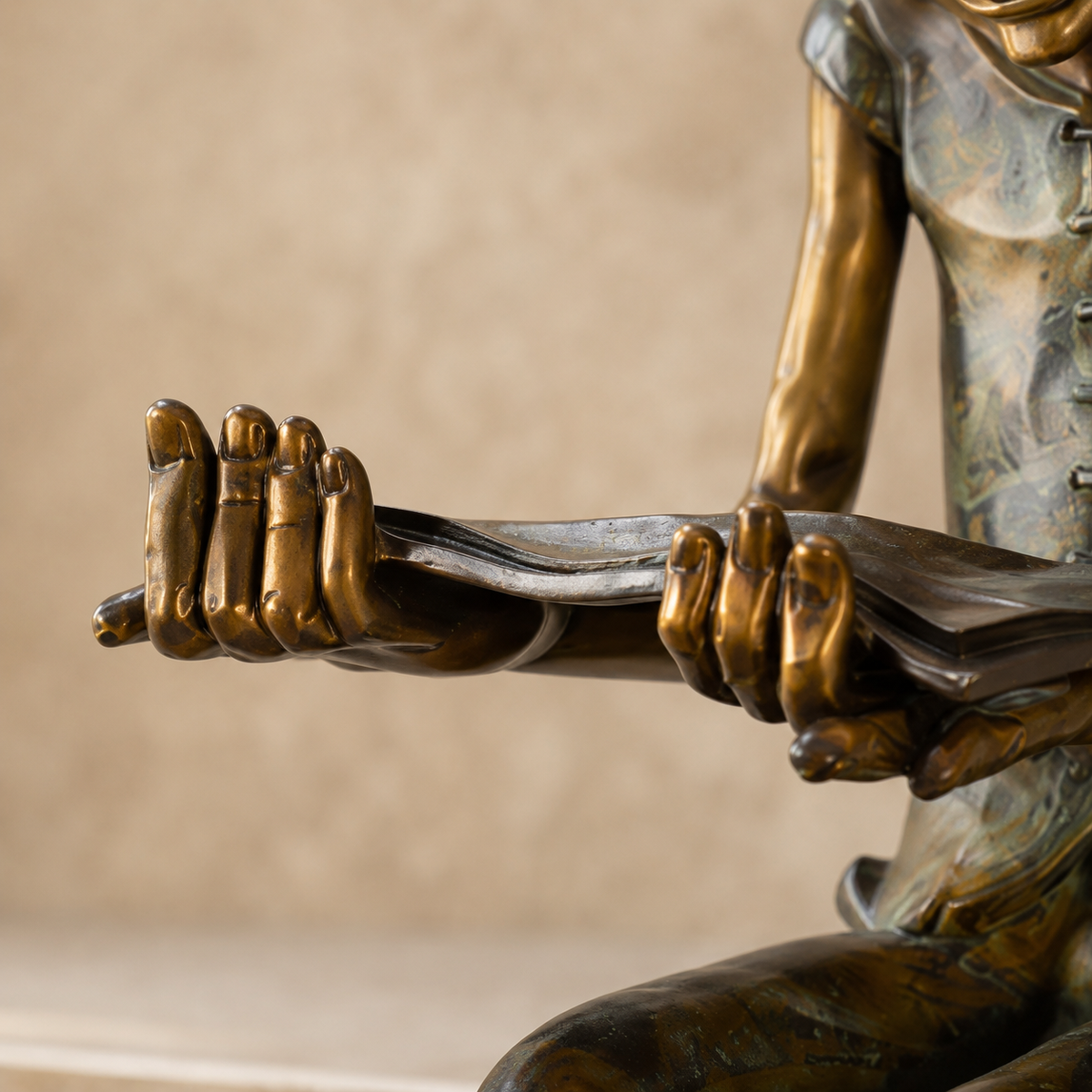 Sculpture bronze lutin assis lisant un livre, vue 5