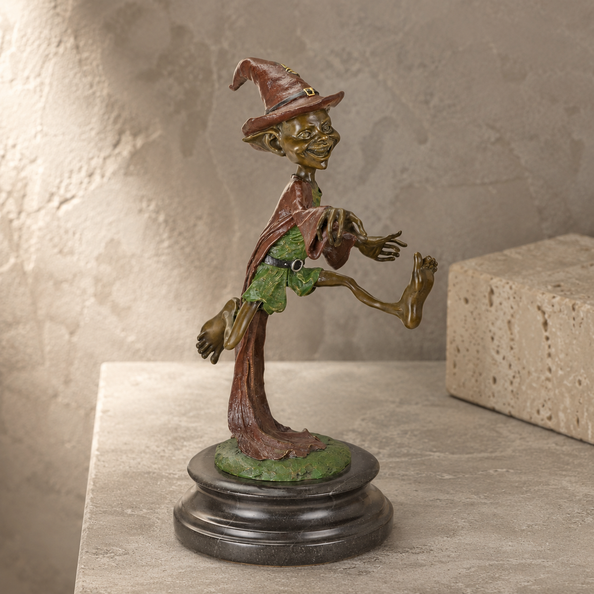Sculpture bronze lutin dansant en cape et chapeau pointu