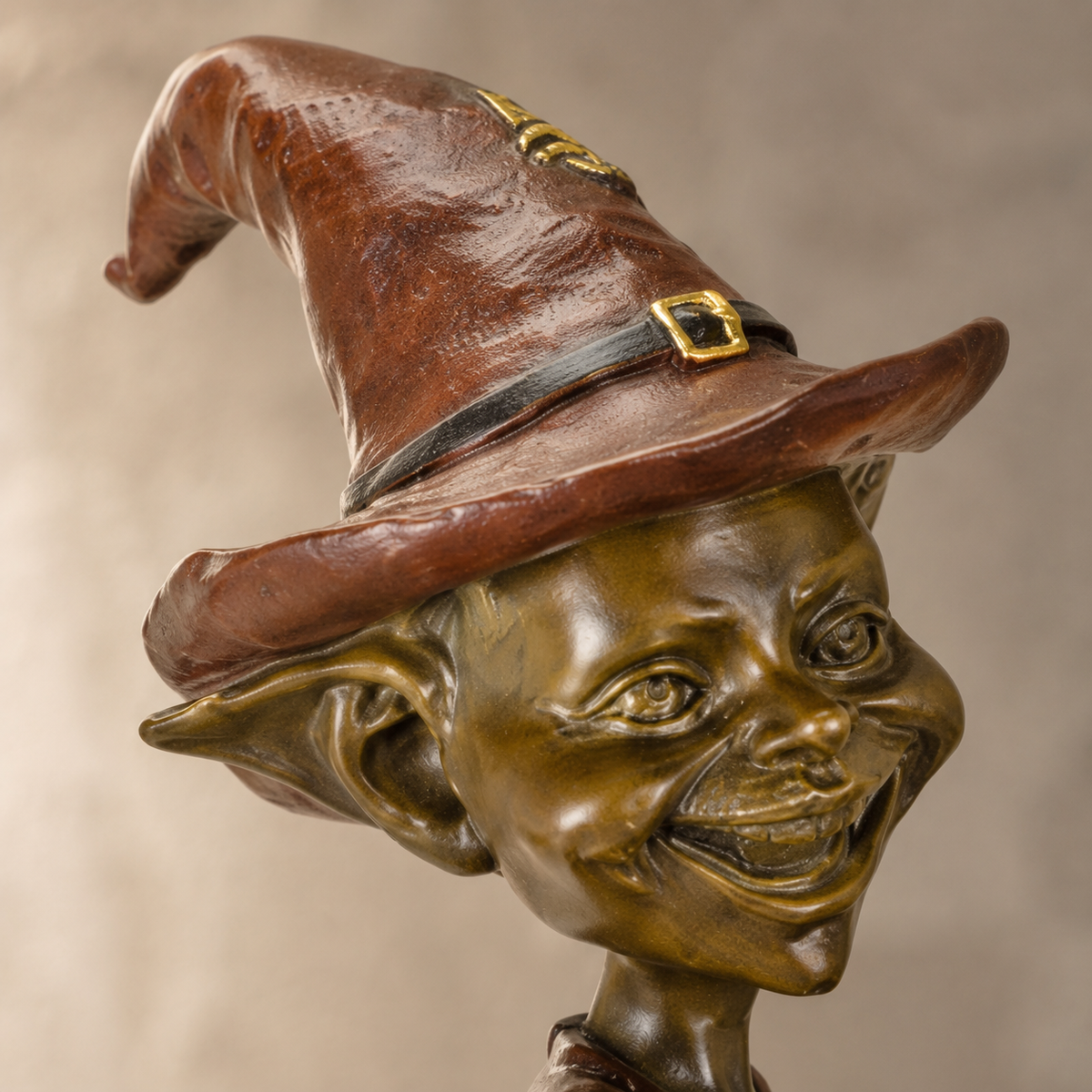 Sculpture bronze lutin dansant en cape et chapeau pointu, vue 2
