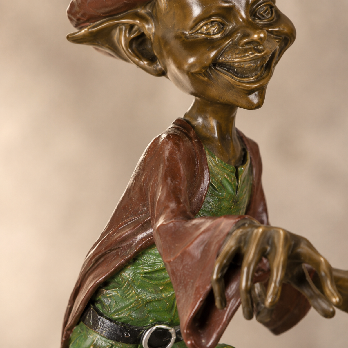 Sculpture bronze lutin dansant en cape et chapeau pointu, vue 3