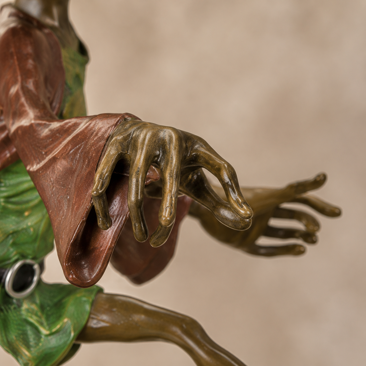 Sculpture bronze lutin dansant en cape et chapeau pointu, vue 4