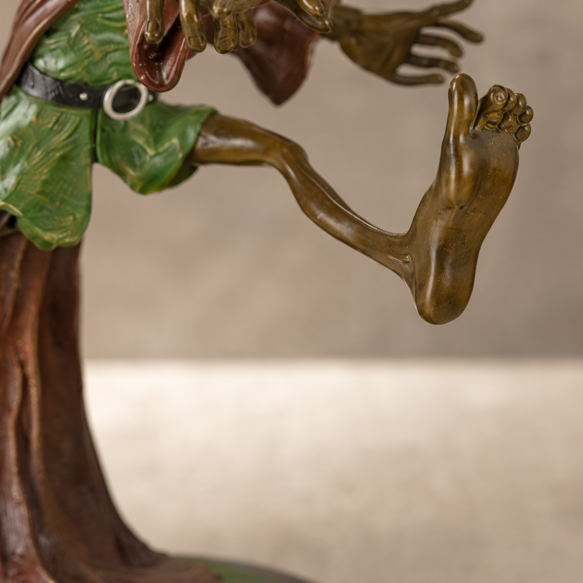 Sculpture bronze lutin dansant en cape et chapeau pointu, vue 5