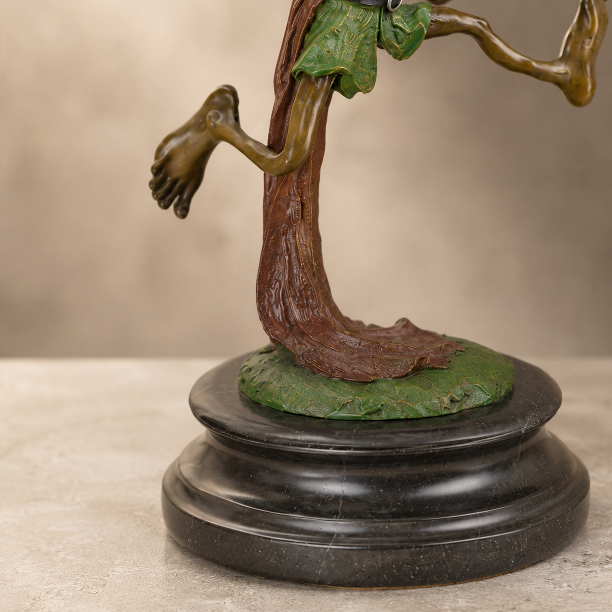 Sculpture bronze lutin dansant en cape et chapeau pointu, vue 6