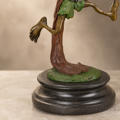 Sculpture bronze lutin dansant en cape et chapeau pointu, vue 6