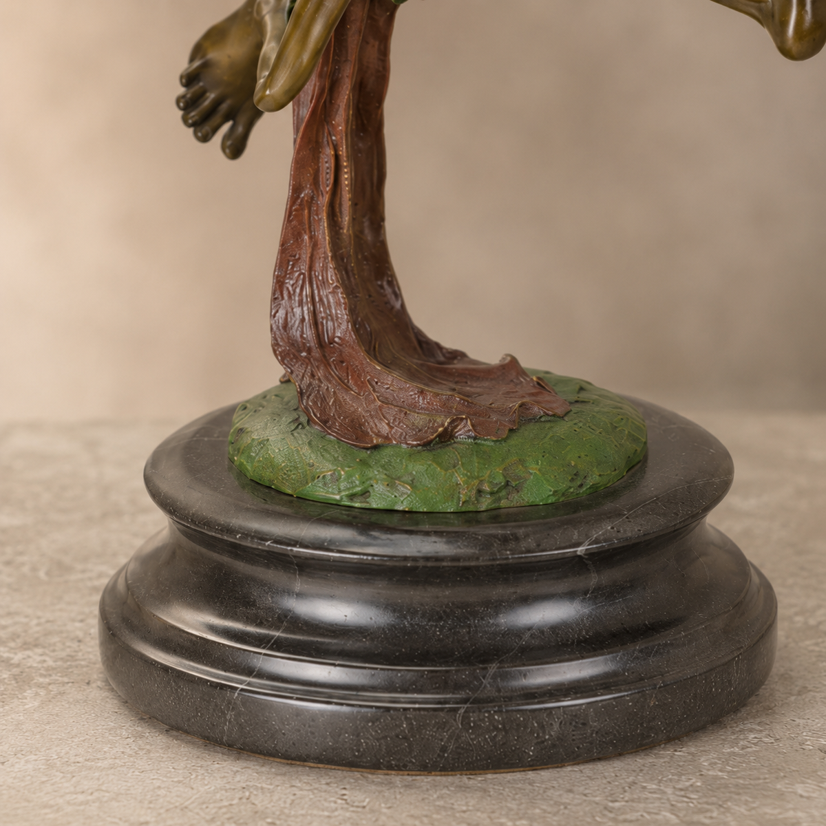 Sculpture bronze lutin dansant en cape et chapeau pointu, vue 7