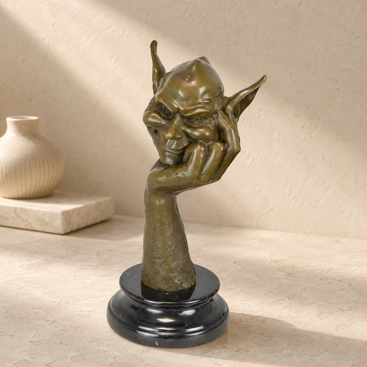 Sculpture bronze lutin penseur, tête sur main, socle marbre