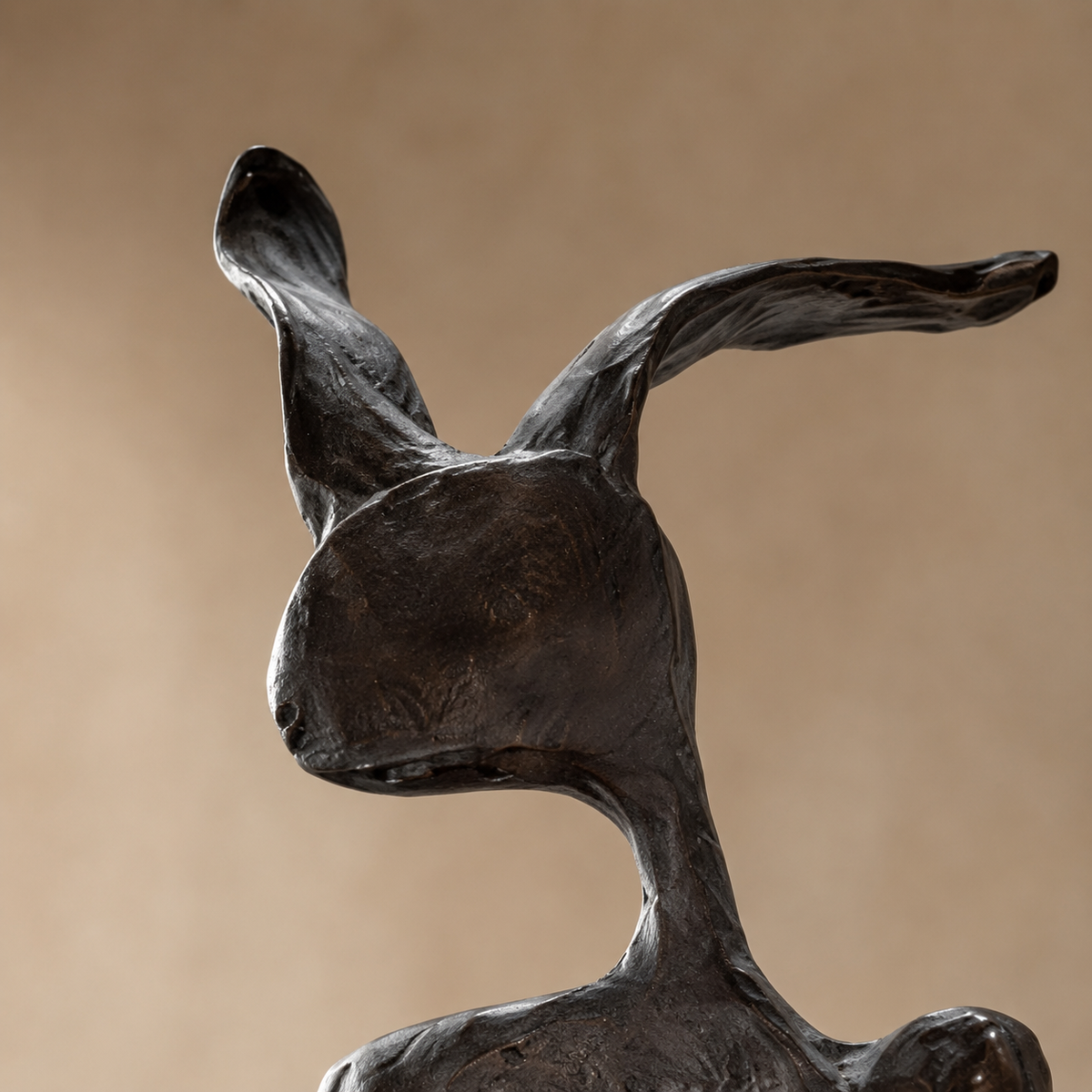 Sculpture bronze moderniste femme aux oreilles de lapin, vue 2