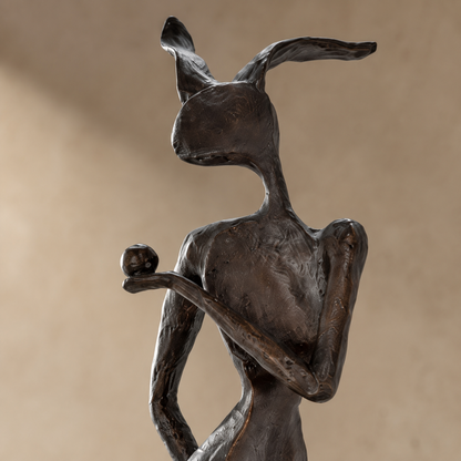 Sculpture bronze moderniste femme aux oreilles de lapin, vue 3