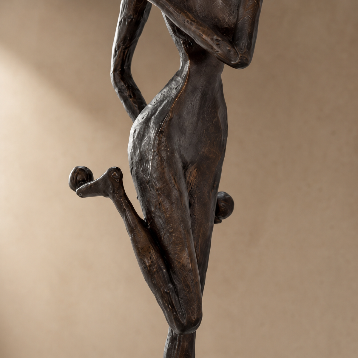 Sculpture bronze moderniste femme aux oreilles de lapin, vue 4
