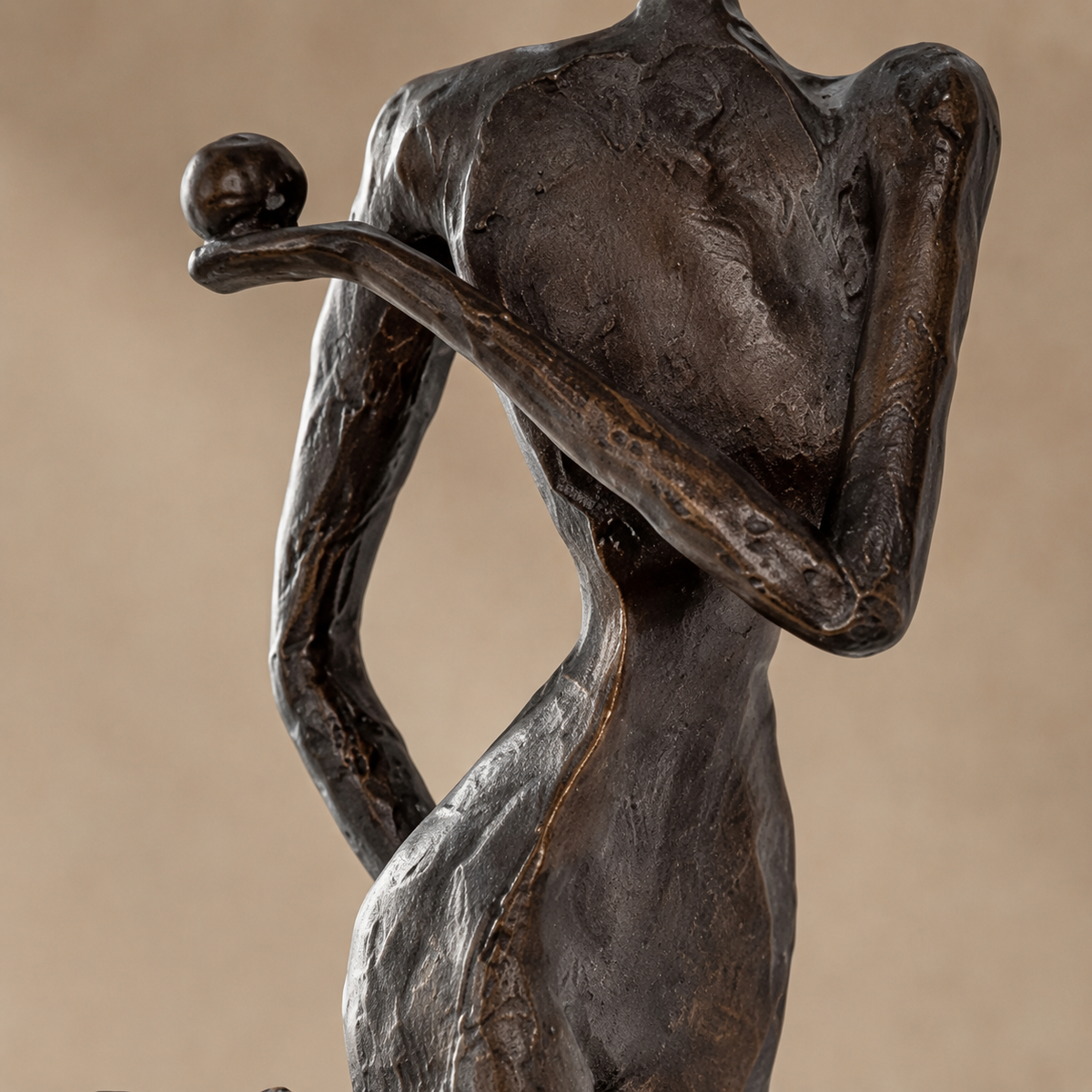 Sculpture bronze moderniste femme aux oreilles de lapin, vue 5
