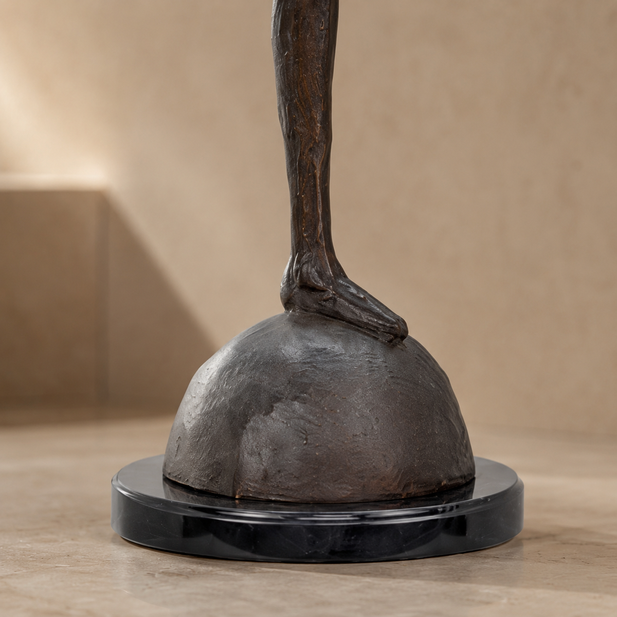 Sculpture bronze moderniste femme aux oreilles de lapin, vue 6