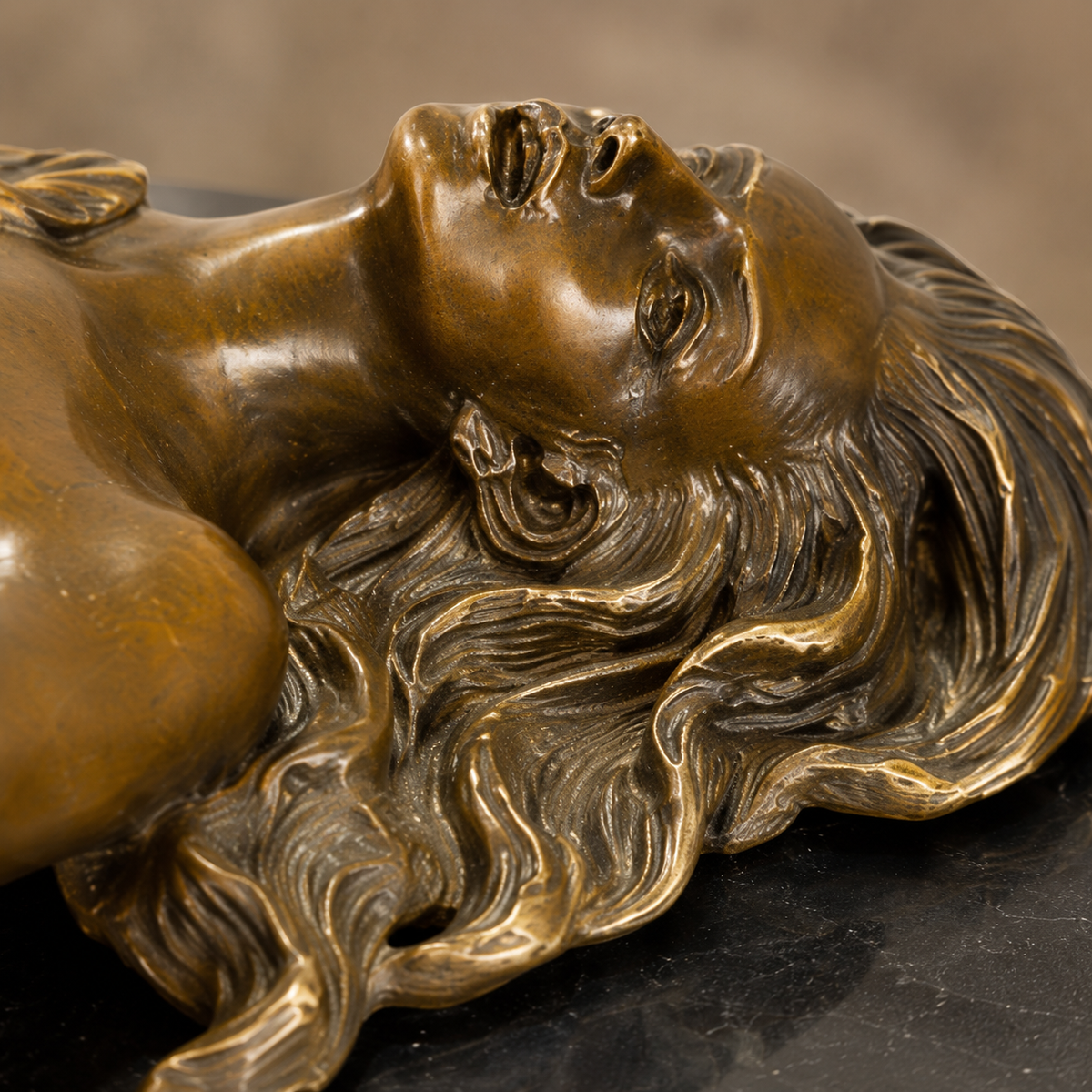 Sculpture bronze nu féminin allongé sur socle marbre, vue 2